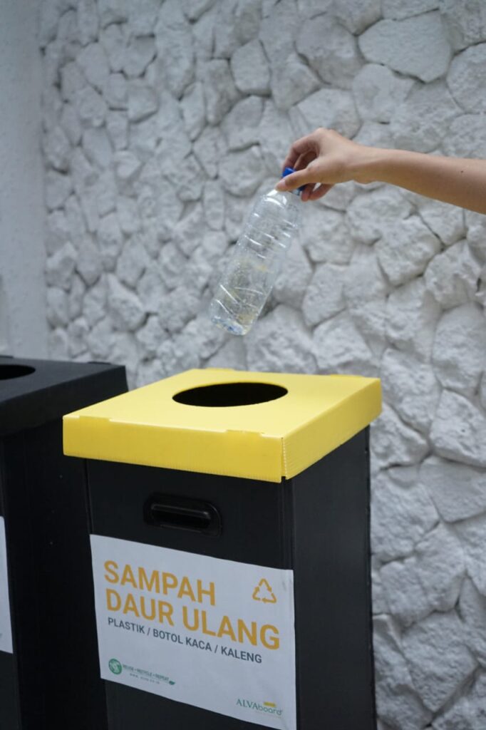 polypropylene trash bin