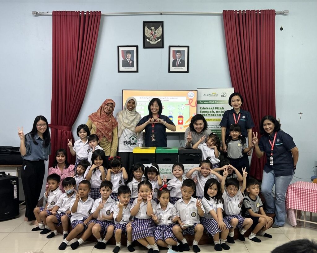 Kegiatan Murid TK Saint John's School BSD Memilah Sampah