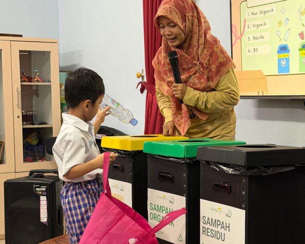 Anak TK Memasukkan Sampah Ke Dalam Tempat Sampah Eco Bin ALVAboard