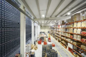 Suasana rak penyimpanan barang di gudang untuk kelancaran distribusi FMCG.