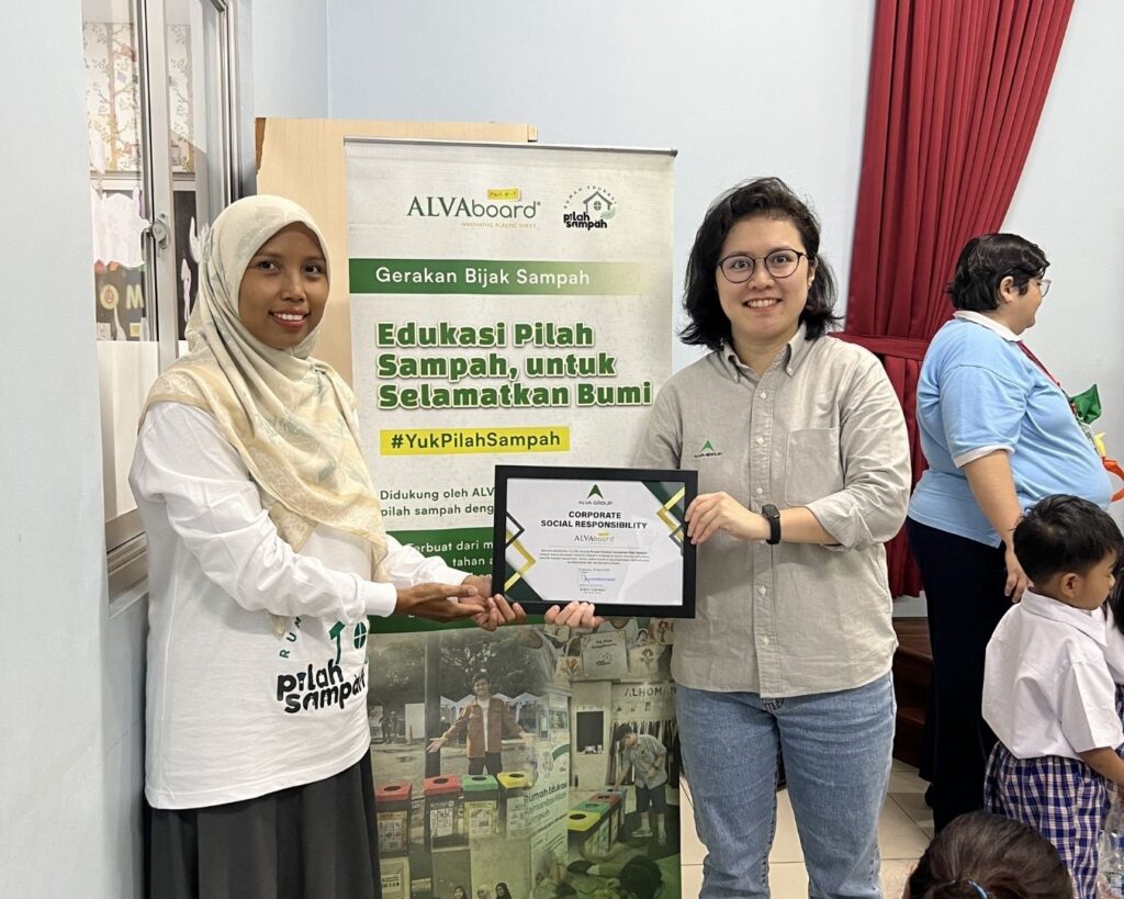 Penyerahan Plakat ALVAboard Kepada Pilah Sampah