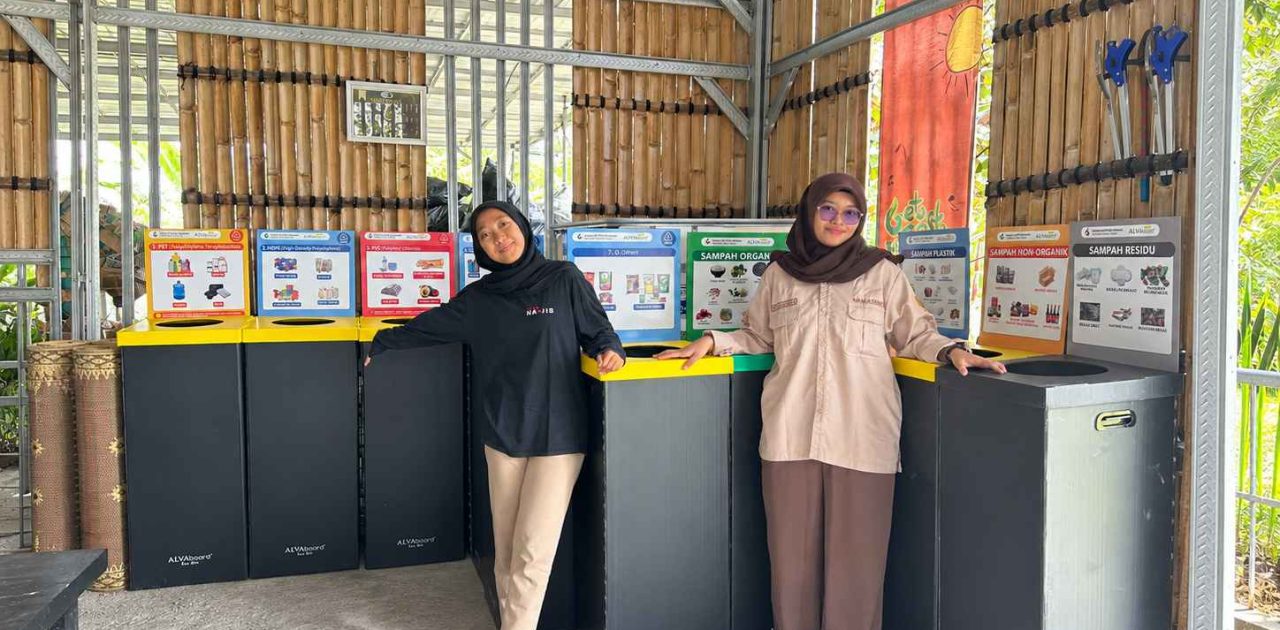 Sorting plastic waste using ALVAboard Eco Bin before processing it into fuel through pyrolysis technology.