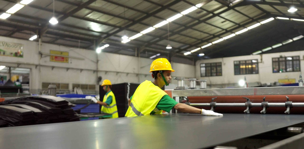 Fasilitas produksi pabrik PP Board No 1 di Indonesia ALVAboard Tangerang dengan proses manufaktur corrugated plastic berkualitas.
