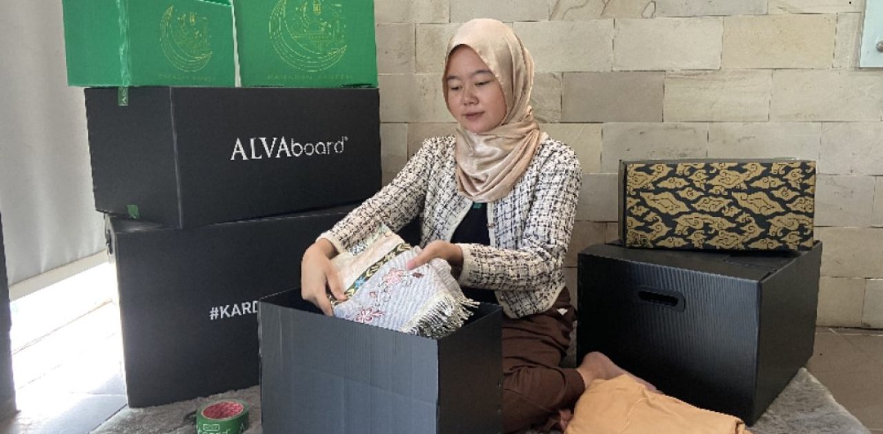 kardus paket lebaran - Sharing Ramadan Hampers Tradition