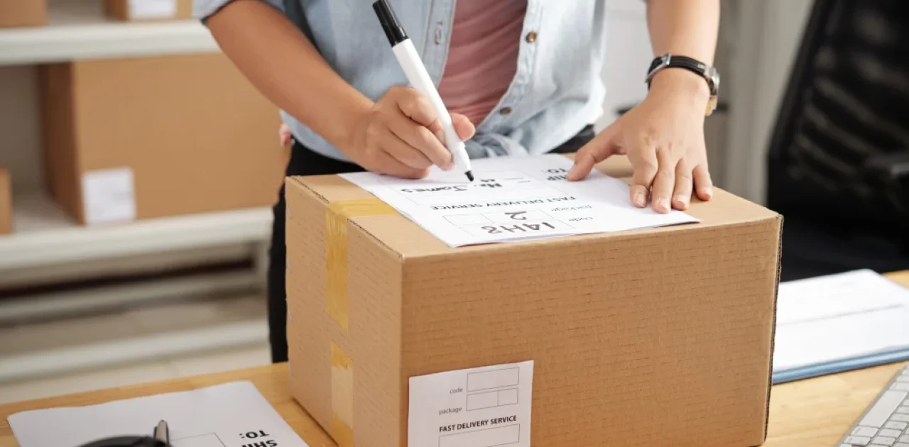 sebuah kotak paket berukuran besar yang akan dikirim