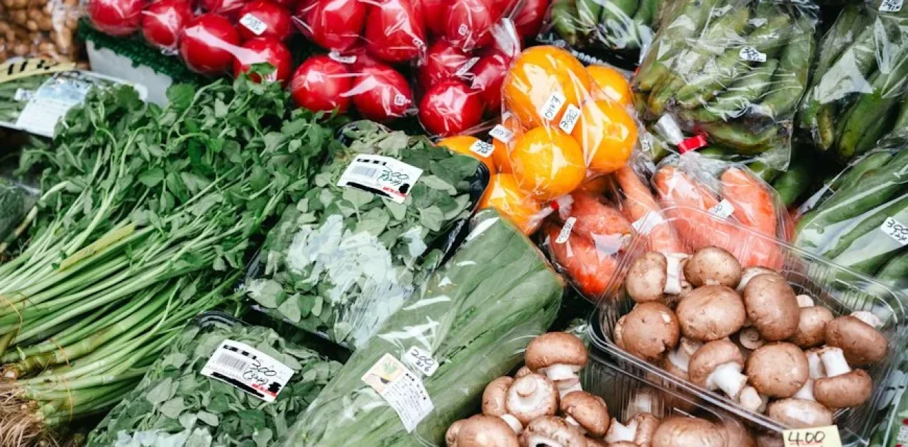 Berbagai jenis sayuran di dalam plastik kemasan.