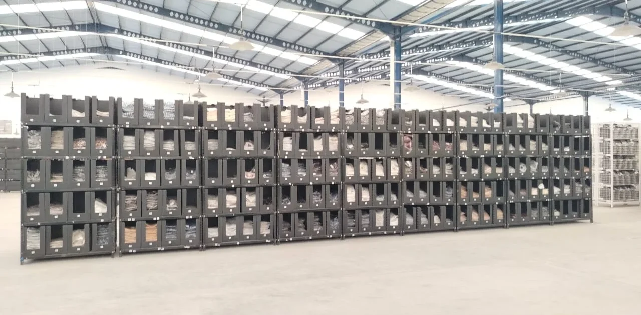 Racking system ALVAboard di gudang pabrik.